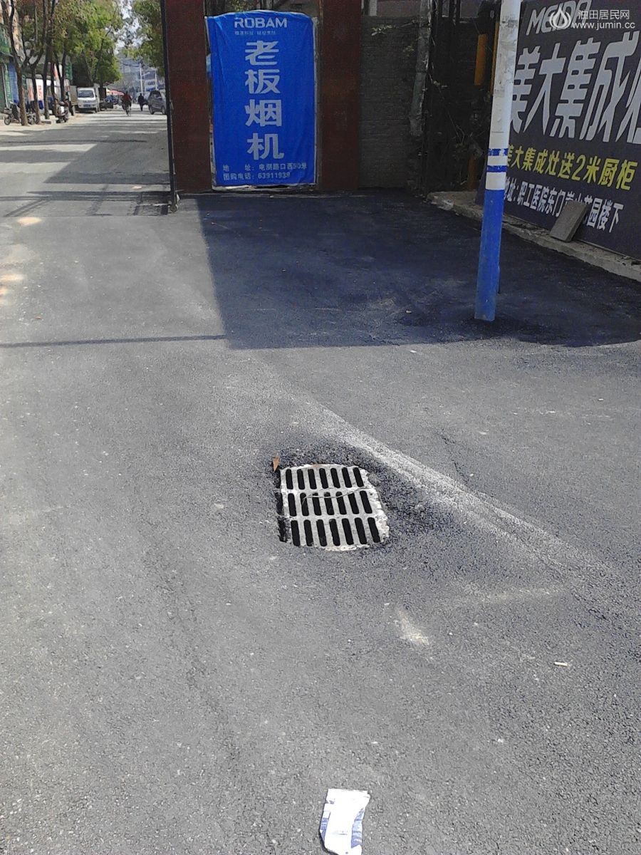 距大门约五米左右