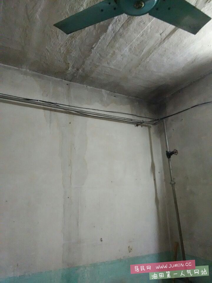 雨水顺墙壁流