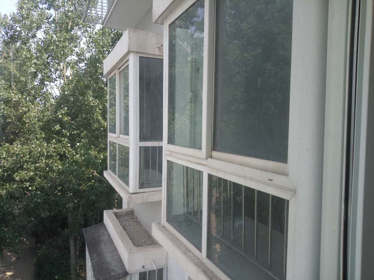 两卧室外窗户
