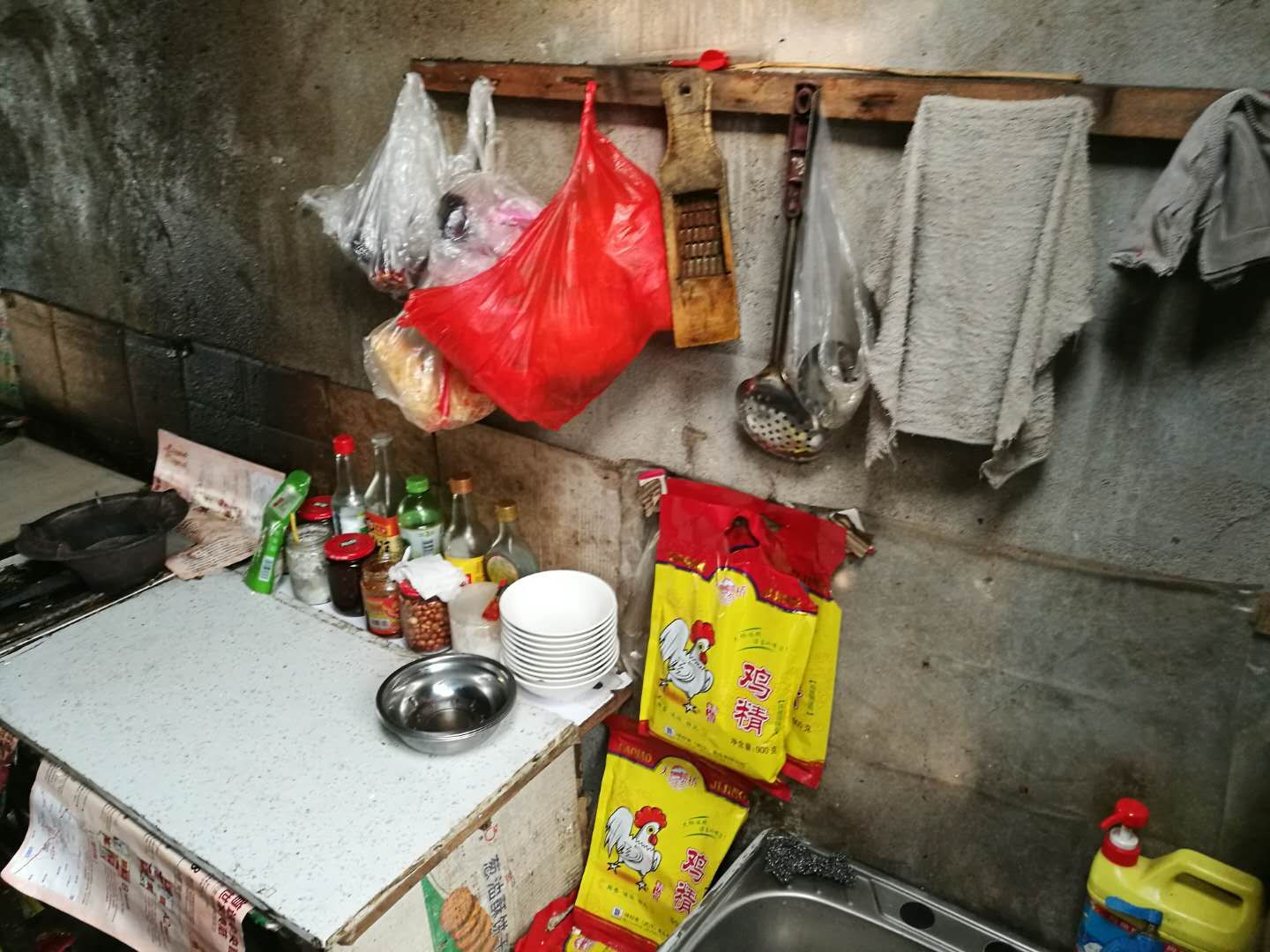 店内的陈设及卫生条件令人不寒而栗。在店内外，并没有发现《营业执照》、《卫生许可证》、《税务登记证》以 ...