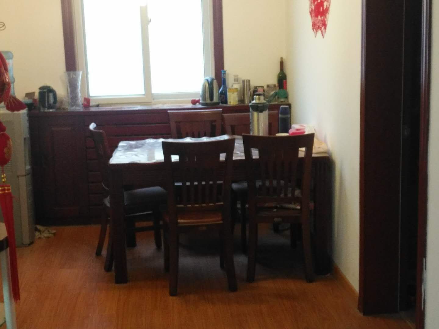 餐桌.jpg